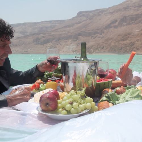 נזקט אקיגי' ושחר מרקוס Salt Dinner, 2012, וידאו, 3:16 דק' | צילום: בן הרצוג